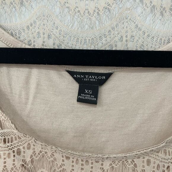 Ann Taylor Women's Blouse Top Scoop Lace Overlay Short Sleeve Fitted Beige Sz M - Picture 2 of 6